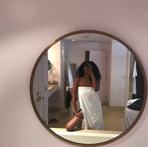 Pinterest: QUEEN.SLAYY Night Out Outfit Classy, Vsco Pictures, Summer Outfits Minimalist, Towel Girl, Towel Dress, Pic Pose, Hair Towel, Bathroom Pictures, Mirror Pic