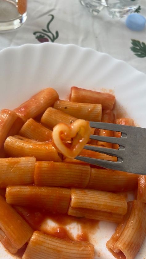 Pasta Aesthetic Instagram, Heart Pasta, Pasta Aesthetic, Food Italy, Healthy Lunch Snacks, Food Therapy, Food O, Think Food, Food Goals