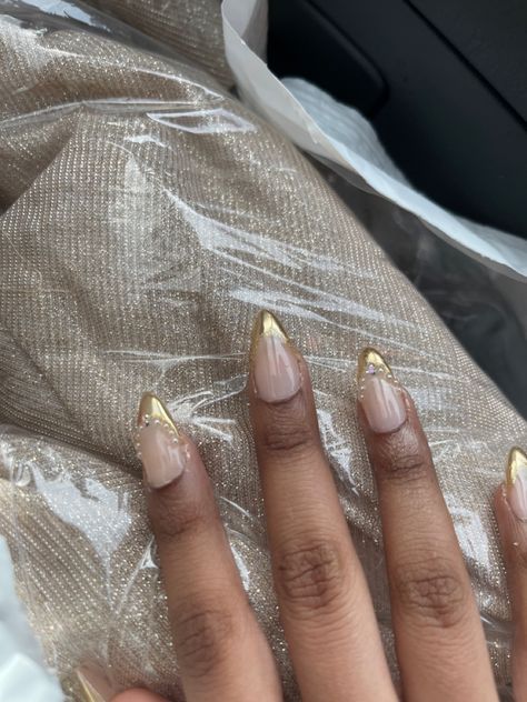 Gold nails with pearl necklace inspired detail Light Gold Acrylic Nails, Nail Ideas For Champagne Dress, Gold Prom Dress Nails, Gold Nails With Pearls, Gold And White Almond Nails, Pearl Gold Nails, Gold Theme Nails, Gold Dress Nails, Gold And Pearl Nails