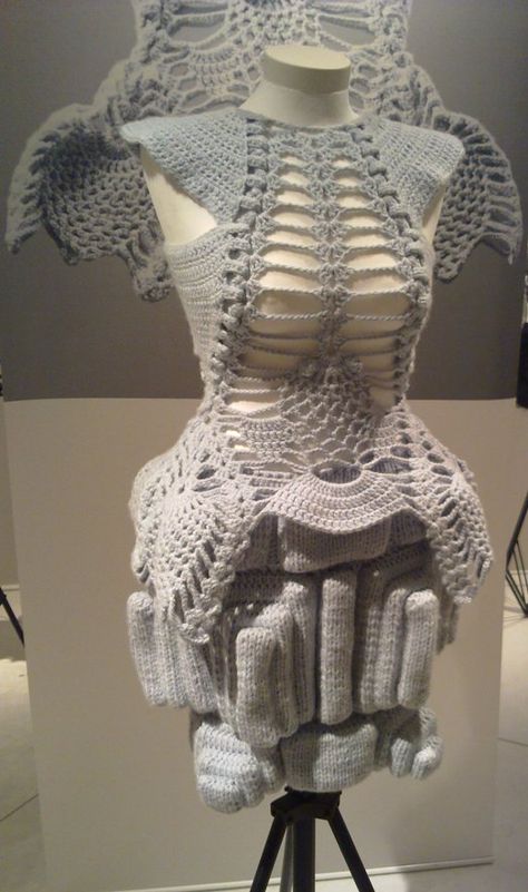 Sandra backlund - lot more technical intricate knitwear, big contrast to my ideas of thick bulky wear. Trend Council, Crochet Knit Blanket, Knitwear Inspiration, Sandra Backlund, Crochet Fashion Patterns, Knitwear Fashion, Textiles Fashion, Crochet Art, Knit Fashion