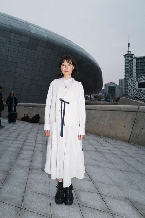 The best street style from the Seoul Fashion Week fall/winter 2024 shows Seoul Street, Shanghai Fashion Week, Minimalist Street Style, Shanghai Fashion, Tight Leather Pants, Street Style Photos, Black Photography, Stylish Celebrities, Seoul Fashion Week