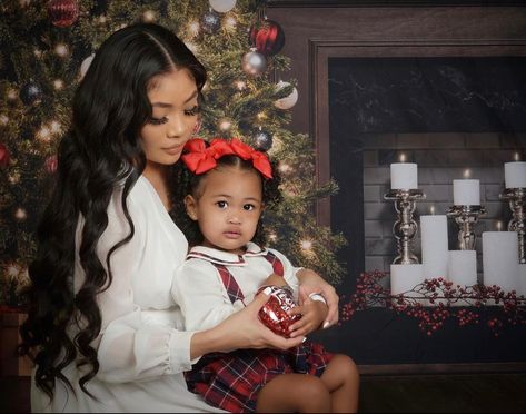 Christmas Pictures Mommy Daughter, Mommy And Daughter Christmas Photo Shoot, Mom And Daughter Christmas Photos, Mom Daughter Photography, Mommy Daughter Photography, Mother Daughter Art, Mommy Daughter Pictures, Christmas Poses, Mother Photos