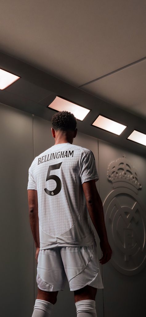 #realmadrid #kit #jersey #wallpapers #bellingham Real Madrid Home Kit, Rm Wallpaper, Real Madrid Shirt, Football Players Photos, Madrid Football, Real Madrid Team, Cute Football Players, Football Players Images, Soccer Boyfriend