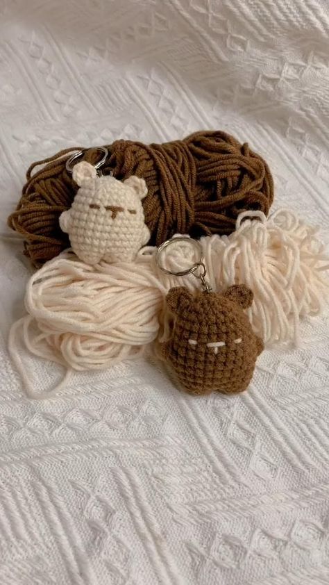 Crochet Keychain For Beginners, Crochet Accessories For Stuffed Animals, Crochet Mini Projects Ideas, Mini Crochet Projects Ideas, Cute Crochet Bag Charms, Things To Crochet With Brown Yarn, Cute Mini Crochet Ideas, Crochet Mini Things, Mini Things To Crochet