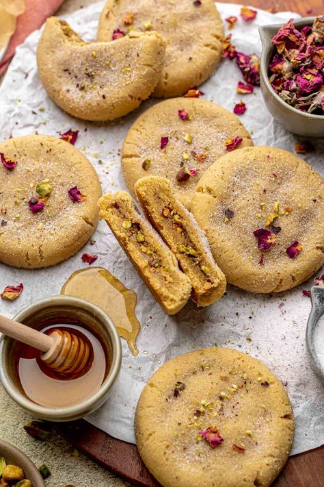 Baklava cookies are made with sugar cookie dough that gets stuffed with a sweet honey pistachio filling and get rolled in floral rose sugar. Fresh Baked Cookies Aesthetic, Unique Cookies Creative, Funny Christmas Desserts, Cookies Plating Ideas, Christmas Cookies Creative, Cookie Contest Winner Recipe, Interesting Cookie Recipes, Complex Desserts, Orange Pistachio Cookies