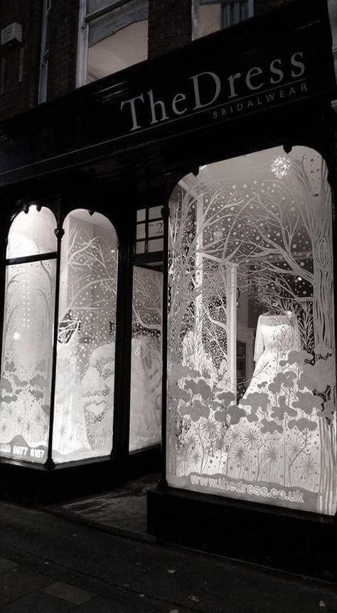 Creative Window Display Ideas, Winter Shop Window, Winter Store Window Displays, Winter Wonderland Window Display, Snowflake Window Display, Store Front Christmas Window Display, Winter Window Painting, Christmas Shop Window Display, Unconventional Christmas Trees