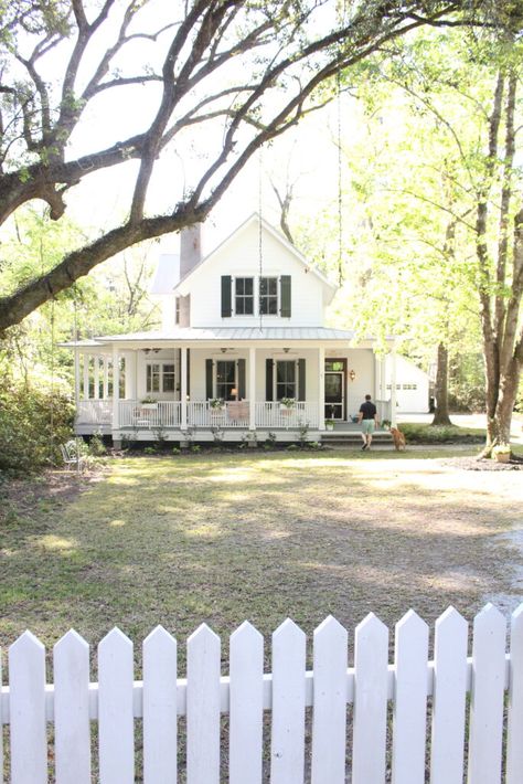 New Old Farmhouse, Old Style Farmhouse, Old Farmhouse Floor Plans, Vintage Farmhouse Exterior, Old Farmhouse Plans, 1890s Farmhouse, Old Farmhouse Aesthetic, Old Farmhouse Exterior, Classic White Farmhouse