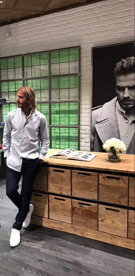 Dang....David Beckham !😍 David Beckham Outfit, David Beckham Style Outfits, David Gandy Style, David Beckham Style, Beckham Style, Office Suits, Mens Casual Dress Outfits, David Gandy, Don Juan