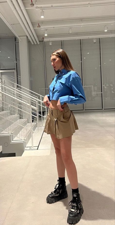 Miu Miu Outfit, Mini Skirts Fashion, Fall Winter Fashion Trends, Spring Fashion Chic, Ny Outfits, Mini Outfit, Cold Outfits, Miniskirt Outfits, Minimal Outfit