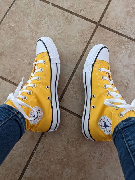 Yellow Converse, All Stars Converse, Cute Nike Shoes, Cute Nikes, Converse Chuck Taylor High, Converse High, High Top Shoes, Converse High Tops, Converse All Star