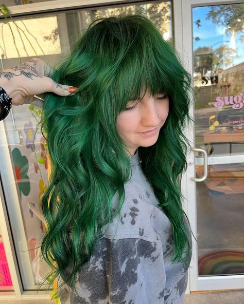 Shoulder Length Green Hair, Hairdye Inspo Long Hair, Swamp Hair, Faded Green Hair, Dark Blue And Green Hair, Green Hair Brown Eyes, Cool Green Hair, Long Dark Green Hair, Green Wavy Hair