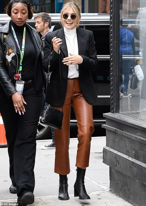 Brown Leather Pants Outfit, Leather Trousers Outfit, Berlin Street Style, Brown Leather Pants, Leather Leggings Outfit, Pleather Pants, Leather Pants Outfit, Kelly Brook, Black Leather Pants