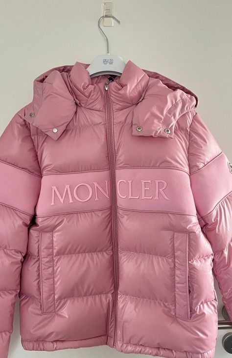 Moncler Jacket Women Outfit, Moncler Jacket Women, Pink Puffer Jacket, Stile Hijab, Jacket Outfit Women, Boujee Outfits, Moncler Jacket, Fits Clothes, Cute Jackets