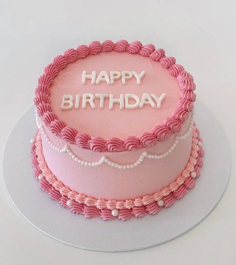 22 Unique Vintage Cake Ideas For A Memorable Birthday Party. - The Perfect Cake Idea Easy Vintage Cake Decorating, Easy Pink Cake Decorating Ideas, Pink Birthday Cake Decorations, Vintage Cakes Birthday Aesthetic, Simple Small Cake, Cake Vintage Aesthetic, Pink Cake Decorating Ideas, Vintage Bday Cake, Simple Birthday Cakes For Women