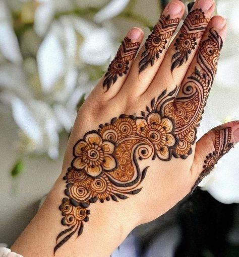 Mehndi Designs Back Side, Mehndi Designs Back, Back Hand Henna Design, Back Hand Henna, Front Hand Mehndi Design, Latest Arabic Mehndi Designs, Short Mehndi Design, Front Hand Mehndi, Hand Mehndi Design