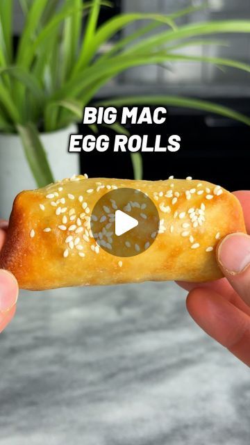 Michael Kory on Instagram: "🍔 160 Calorie Big Mac Egg Rolls 🔥👀

This is by far my favorite recipe that I’ve ever made in my 2 years of uploading here.  If you are craving a McDonald’s burger, but aren’t looking to destroy your diet for the day, then make this recipe.  Great macros, delicious, and easy to make.

✅ Ingredients:
16 oz 96/4 ground beef (455g)
1 tsp salt, garlic powder, & pepper
1/2 cup diced pickles (50g)
1/2 cup diced onions (50g)
2 tbsp no sugar added ketchup (30g)
2 tbsp mustard (30g)
10 egg roll wrappers (230g)
10 sliced American cheese (190g)
Sessame seeds for topping

✅ Big Mac sauce ingredients:
1/4 cup light mayo (60g)
2 tbsp no sugar added ketchup (30g)
1 tbsp relish (15g)
1 tbsp mustard (15g)

➡️ Air fry at 350°F for 15 mins (177°C)

✅ Macros per egg roll:  160 ca Big Mac Egg Rolls, High Protein Low Carb Recipes Dinner, Big Mac Sauce, Mac Sauce, High Protein Low Carb Recipes, Egg Roll Wrappers, Snack Dip, High Protein Low Carb, Egg Roll