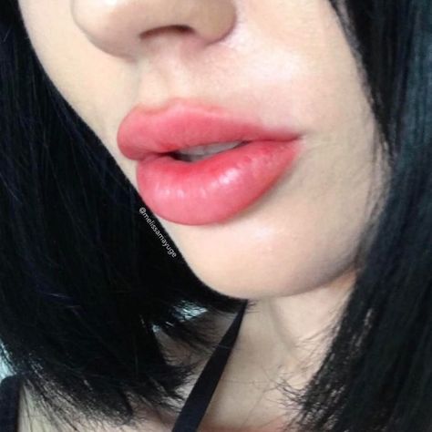 Cosmetic Lip Tattoo, Permanent Makeup Artist, Lip Blushing, Botox Lips, Lips Photo, Kylie Jenner Lips, Mode Ulzzang, Lip Blush, Permanent Cosmetics