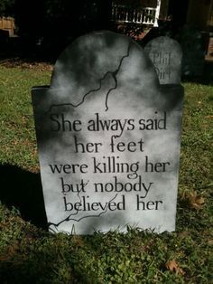 Front Yard Halloween Decorations, Hallowen Ideas, Casa Halloween, Halloween Graveyard, Halloween Tombstones, Halloween Yard, Halloween Decorating, Theme Halloween, Halloween And Fall