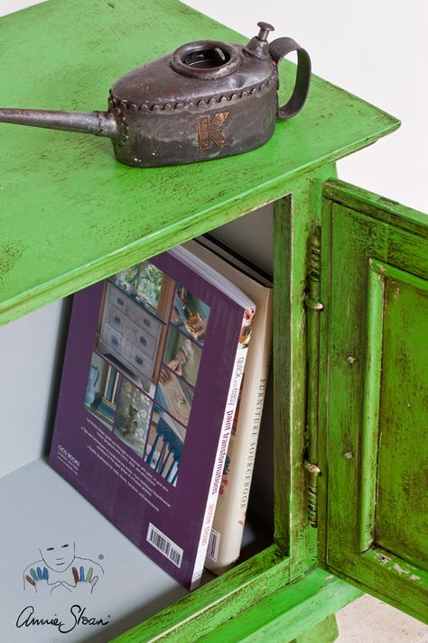 Green Chalk Paint Furniture, Rustic Country Furniture, Amsterdam Green, Green Chalk Paint, Antibes Green, Chalk Paint Wax, Furniture Upcycling, Black Chalk Paint, Using Chalk Paint