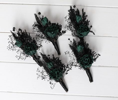 Beautiful flower boutonnieres and corsages in emerald and black.  Approximate boutonniere dimensions: height 12cm * width 7cm Approximate corsage dimensions : 10cm * 10cm Emerald boutonniere is ideal for a rustic wedding.  The black color of the boutonniere and corsage is the perfect solution for a gothic wedding)) Forest Green Boutonniere, Emerald Green Sage Green Wedding, Gothic Wedding Boutonniere, Emerald Green Black And Silver Wedding, Dark Green Boutonniere, Champagne And Dark Green Wedding, Emerald Boutonniere, Emerald Green And Black Wedding Theme, Deep Green Wedding Theme