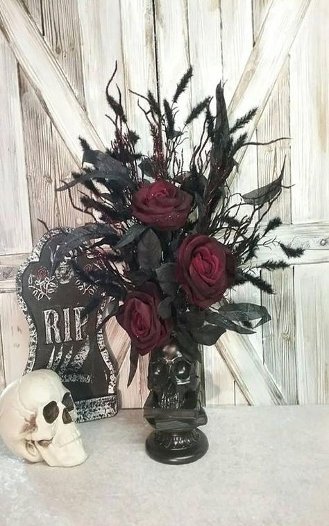 Library Gothic, Romantic Gothic Wedding, Spooky Bouquet, Gothic Wedding Decorations, Halloween Floral Arrangements, Holloween Costumes, Dark Romantic Wedding, Gothic Wedding Theme, Rose Centerpiece