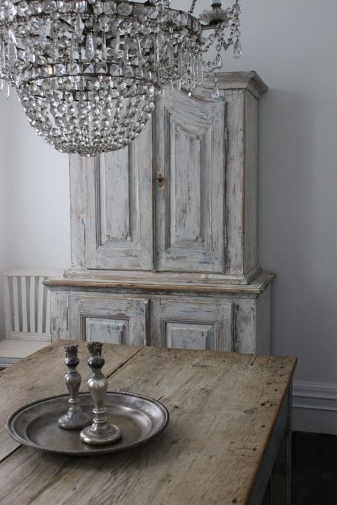 . Commode Shabby Chic, Sea Cottage, Vibeke Design, French Country Living, Estilo Shabby Chic, Gustavian Style, Shabby Chic Dresser, Beautiful Chandelier, Cool Ideas