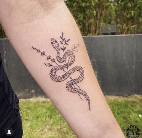 Snail Tattoo, Vegan Tattoo, Female Tattoo Artists, Tattoo Project, Back Tattoo Women, Female Tattoo, Snake Tattoo, Friend Tattoos, Feminine Tattoos