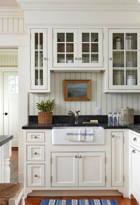 Cottage Style Kitchen, Decor Ikea, Kitchen Cabinets Decor, Farmhouse Kitchen Design, Cottage Kitchens, Classic Kitchen, White Kitchen Design, White Cottage, Kitchen Cabinet Doors