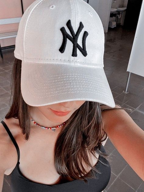 Yankees Hat, Foto Poses, Selfie Ideas Instagram, Cute Hats, Cute Poses, Cute Selfie Ideas, Insta Photo Ideas, Selfie Poses, New York Yankees