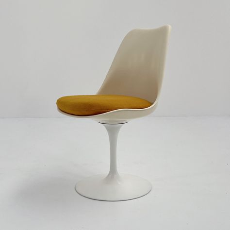 Listed on VNTG.com: Swivel Tulip Chair by Eero Saarinen for Knoll, 1960s | #vntg #vintage Eero Saarinen Tulip Chair, Tulip Chairs, International Orange, Tulip Dining Table, Tulip Chair, Retro Mid Century Modern, Eero Saarinen, Retro Chair, White Tulips