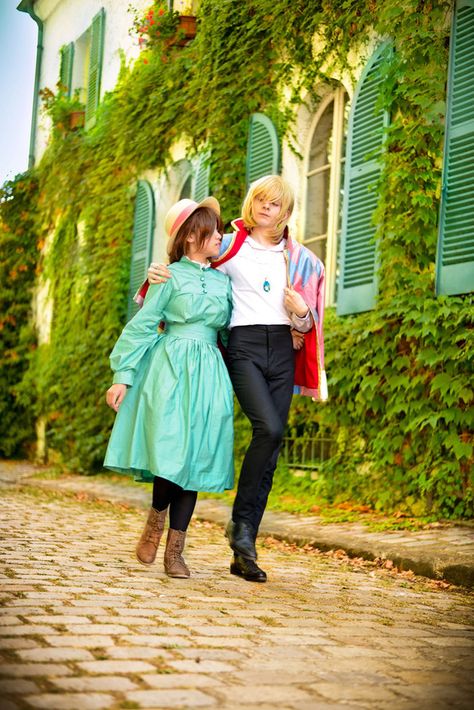 Howl and Sophie | 30 Unconventional Two-Person Halloween Costumes Two Person Costumes, Howls Moving Castle Cosplay, Two Person Halloween Costumes, Cosplay Couple, Halloween Parejas, Couples Cosplay, Couple Cosplay, Howl And Sophie, Images Kawaii