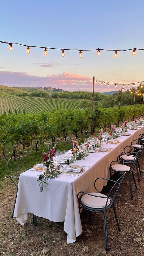 Vineyard Dinner Party, Vineyard Dinner, Italy Tourism, Italy Magazine, Tuscany Travel, Party Table Settings, Dinner Table Setting, Lake Como Wedding, Italy Tours