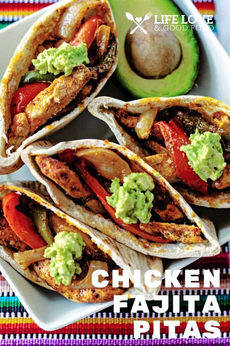 Kids and adults alike love these tasty Tex-Mex inspired Chicken Fajita Pitas. Served up in a pita pocket, not only are they fun to eat, they’re also easy to prepare. Serve Chicken Fajita Pitas topped with fresh salsa, sour cream, or shredded Monterey Jack cheese and add a side of rice or refried beans for a complete and delicious meal. Jack In The Box Chicken Fajita Pita, Chicken Fajita Pita Copycat, Chicken Pita Pocket Recipes, Pita Pocket Recipes Dinners, Peta Bread Meals, Fajita Pockets, Pita Meals, Chicken Fahita, Chicken Fajita Pita