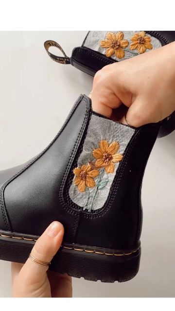 Embroidered Ankle Boots, Chelsea Boot Embroidery, Embroidered Chelsea Boots, Shoes Embroidery, Embroidery Boots, Embroidered Leaves, Embroidery Diy, Upcycling Ideas, Embroidered Shoes