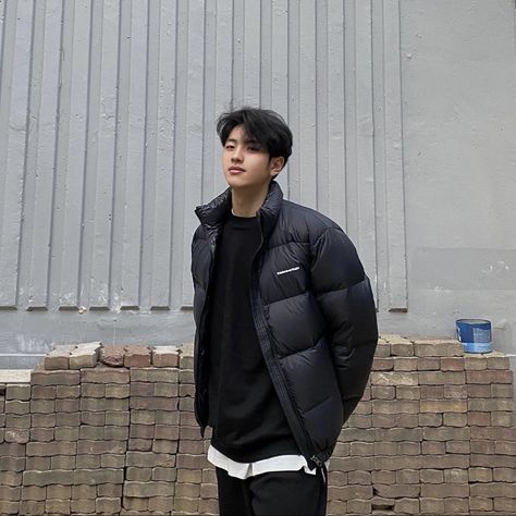 Asian Men Winter Fashion, Chinese Men Fashion, Minimalist Winter Outfit, Korean Street Fashion Men, Winter Fashion Jackets, Minimalist Fashion Men, Minimalist Men, Boy Fits