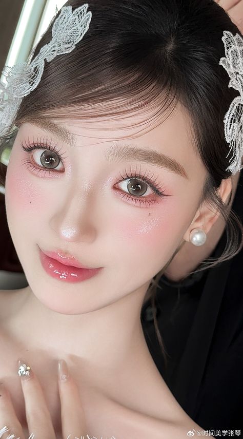 Japanese Bridal Makeup, Korean Wedding Makeup The Bride, Douyin Wedding Makeup, Douyin Wedding, Vietnamese Makeup, Wedding Makeup Korean, Douyin Makeup Look, Korean Wedding Makeup, Makeup Wisuda