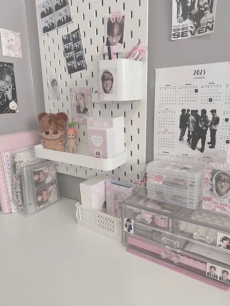 Bedroom Korean, Bedroom Preppy, Kpop Desk, Angels Figurines, Korean Apartment, Uni Dorm, Trendy Room, Desk Organisation, Dream Desk