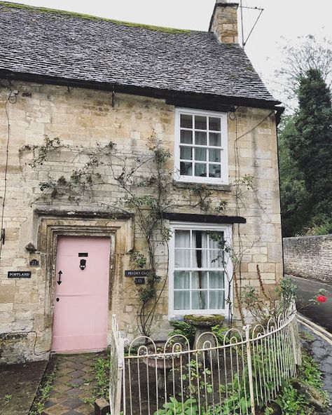 English Cottage Front Door, Cottage Front Door, Cottage Front Doors, Pink Front Door, Casa Hobbit, English Country Cottages, Cotswold Cottage, Cotswolds Cottage, Cottage Door