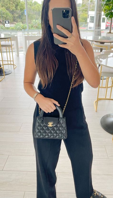 Here is everything you need to know about the new 23K Chanel Kelly Shopper sizes, anatomy, materials, and colorways. Chanel Kelly, Black Kelly, Chanel Mini, Kelly Bag, Petite Tops, Flats Top, Small Accessories, Shopper Bag, Vintage Chanel