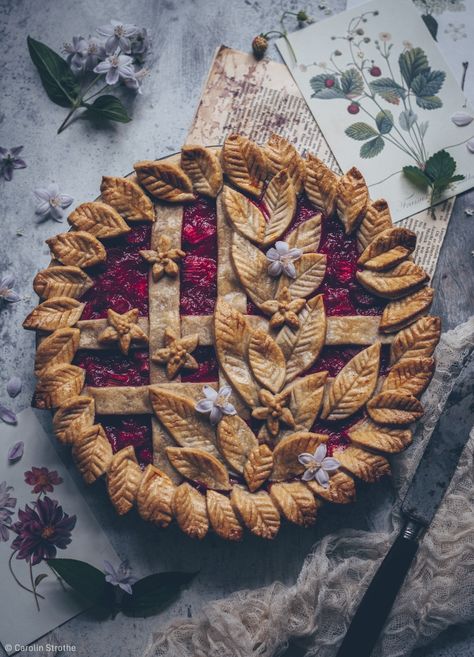 15 Mouth-Watering Photos That Celebrate Global Food Culture Pie Art, Pies Art, Banana Blossom, Pie Baking, Beauty Pie, Strawberry Rhubarb Pie, Pie Day, Global Food, Food Artists