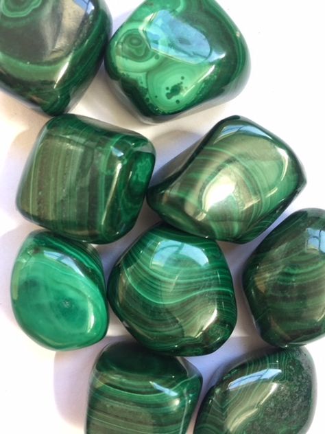 Crystal Malachite, Crystal Wallpaper, Crystal Background, Malachite Crystal, Malachite Green, Crystal Aesthetic, Pretty Rocks, Raw Crystal, Green Crystals