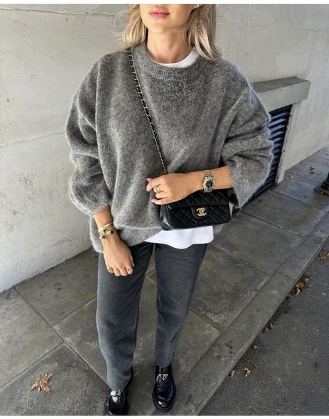 Grey Sweater White Shirt, Grey Sweater With Jeans, Grey Crew Neck Sweater Outfit, Grey Oversized Sweater Outfit, Grey Sweater Street Style, Grey Knit Outfit, Oversized Grey Knit Sweater Outfit, Grey Knitted Sweater Outfit, All Gray Outfit