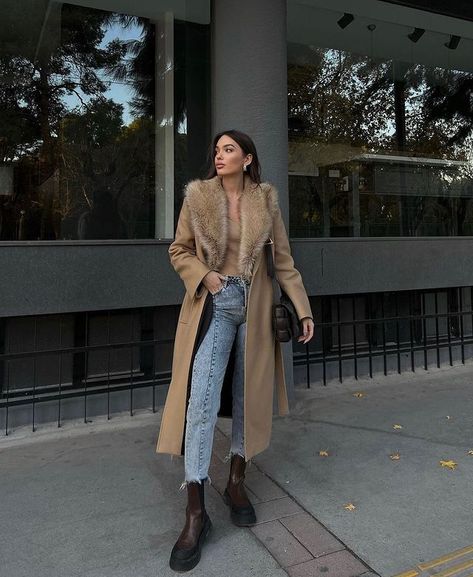 Fur Collar Outfit, Elegant Long Shearling Coat, Chic Brown Fitted Fur Coat, Trendy Brown Faux Fur Coat, Chic Brown Faux Fur Coat, Fur Coat Outfits, Brown Shearling Fur Coat, Faux Fur Coats Outfit, Fur Trench Coat