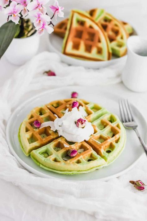 Pandan Mochi, Mochi Waffle Recipe, Mochi Waffles, Waffle Recipe, Sushi Recipes, Asian Desserts, Waffle Iron, Waffle Recipes, Pancakes And Waffles