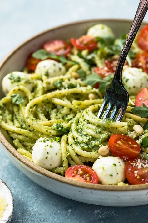 Make Pesto, Arugula Recipes, Plats Healthy, Pasta Al Pesto, Arugula Pesto, Pesto Pasta Recipes, Healthy Food Motivation, Healthy Lifestyle Food, Fruit Salad Recipes