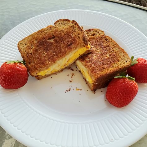 Grilled Cheese and Scrambled Egg Sandwich Scrambled Egg Grilled Cheese, Egg Grilled Cheese Sandwich, Curried Egg Sandwich, Scrambled Egg Sandwich, Carnivorous Diet, Slow Cooker Stew Recipes, Light Dinners, Breakfast Bakes, Egg Sandwich Recipe