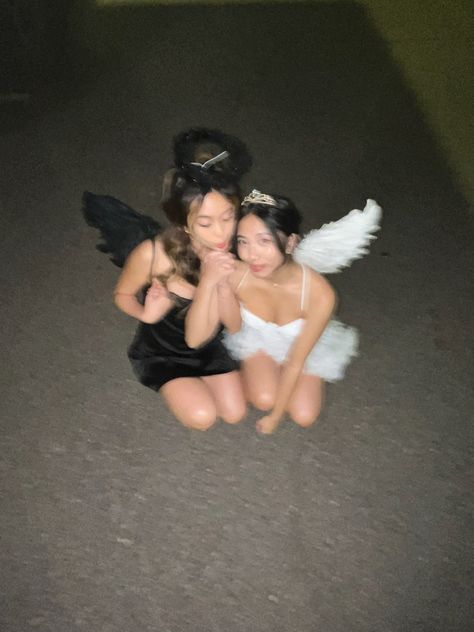 Matching Tops Friends, Halloween Costumes Ideas Duo 2024, Halloween Outfits Best Friends, Halloween Ideas Costumes For 2, Black And White Angles Costumes, Matching Halowen Costums, Matching Friends Costume, Halloween Costumes For Two Brunettes, Duo Halloween Costumes Party