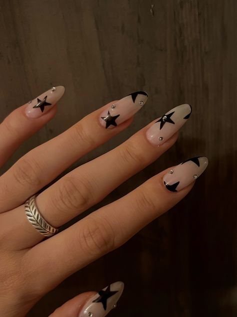 Black Glitter Star Nails, Nail Inspiration Stars, Star Nails Coffin, Gem Nail Ideas, Nail Inspo Gems, Star Themed Nails, Star Nails Ideas, Neon Star Nails, Black Grunge Nails