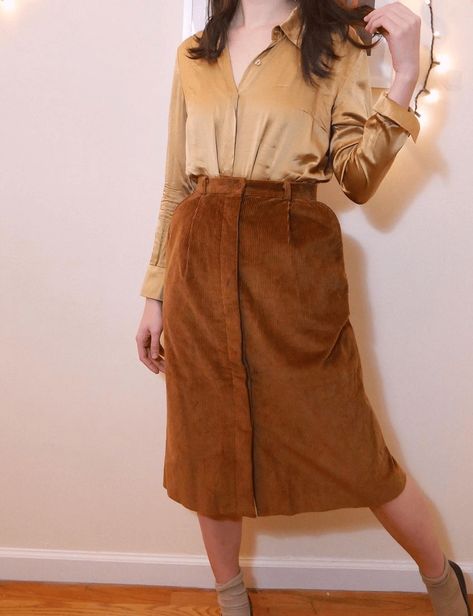 16 Corduroy Skirt Outfits – What to Wear With A Corduroy Skirt? #skirtsoutfit #outfitideas #trends #outfittrends Curdoroy Skirt Outfits, Corduroy Midi Skirt Outfit, Cordory Skirt Outfit, Long Corduroy Skirt Outfit, Courdory Skirt Outfits, Corduroy Skirt Outfits, Brown Corduroy Skirt Outfit, Cordoroy Skirt, Brown Skirt Outfit