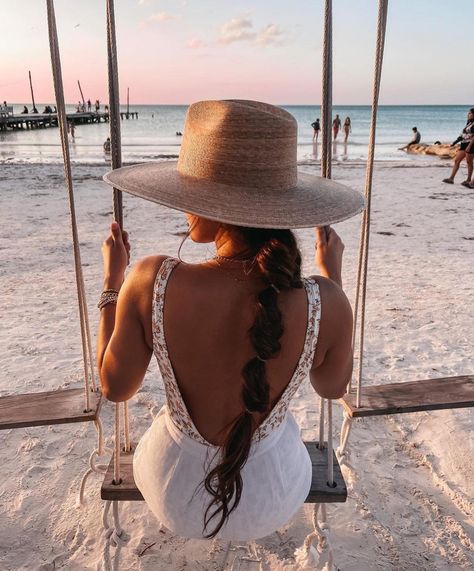 Beach Photo Inspiration, High By The Beach, Women Hats Fashion, Western Hat, Lack Of Color, Summer Soiree, Western Hats, Summer Bikinis, Girls Wardrobe